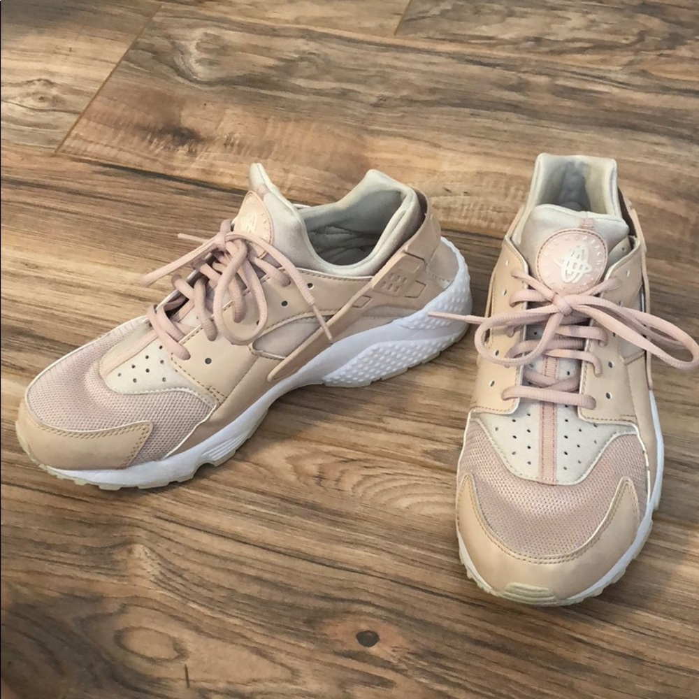 Nike Air Huaraches - Blush / Beige / White